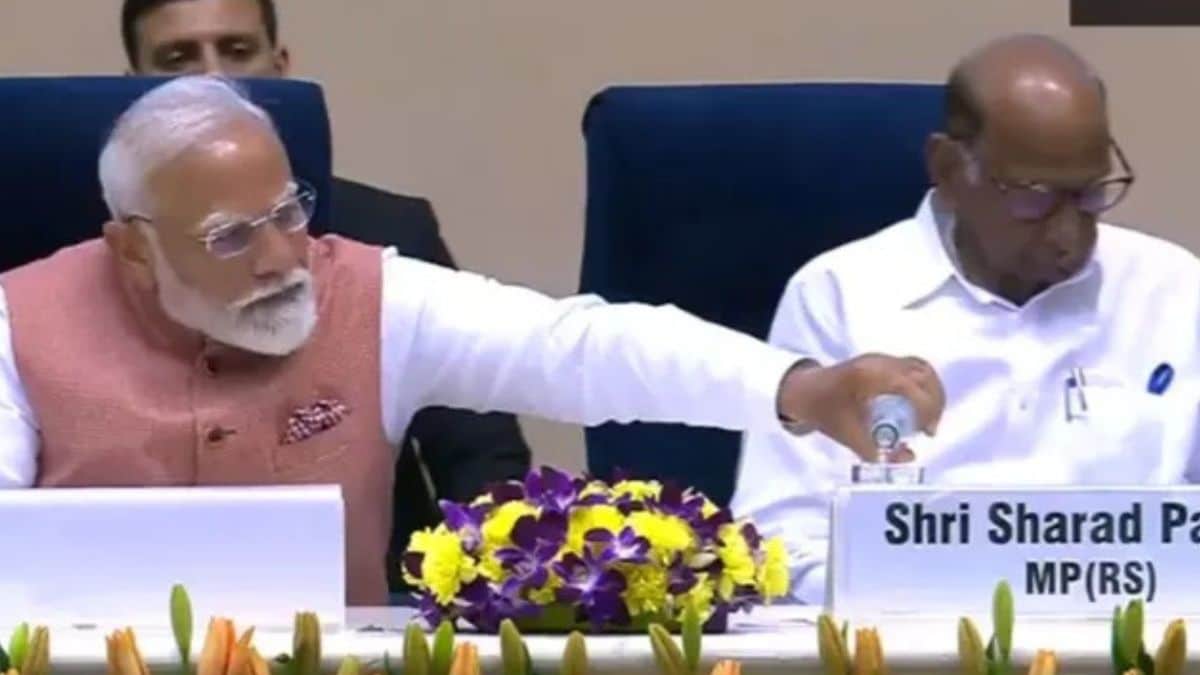 pm narendra modi gave water to Sharad Pawar in Literary conference