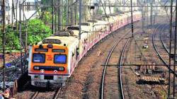 रेल्वे प्रवास करून दमला, तर मसाज खुर्च्यावर करा आराम, मध्य रेल्वेच्या स्थानकावर प्रवाशांसाठी मसाज चेअरची सुविधा