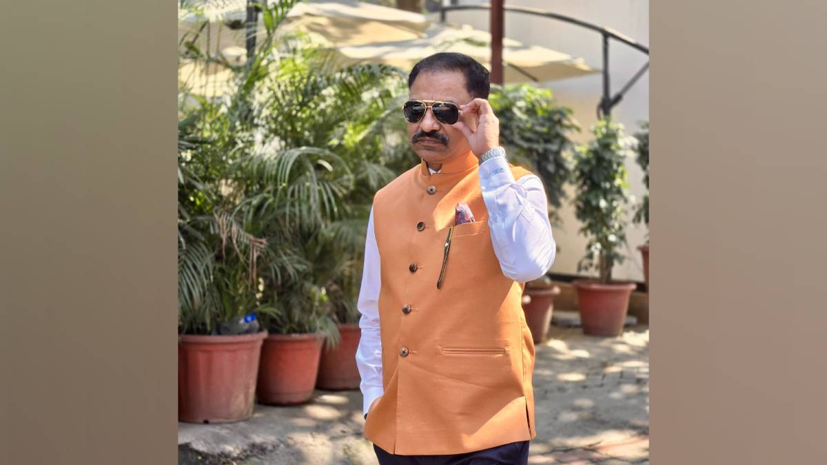 prashant koratkar critical of shivaji and sambhaji maharaj stayed at hotel with betting businessmans support