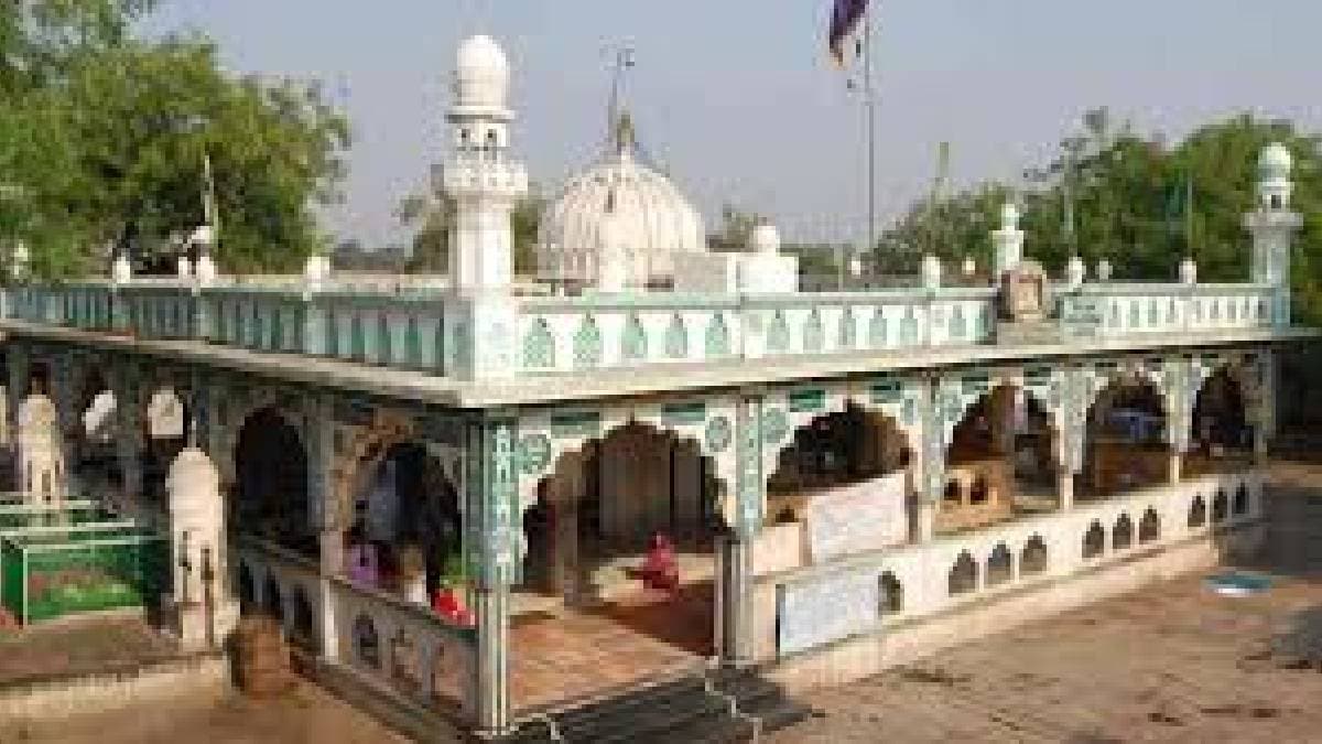 bhayandar dargah built by destroying mangroves in uttan revenue minister orders its removal