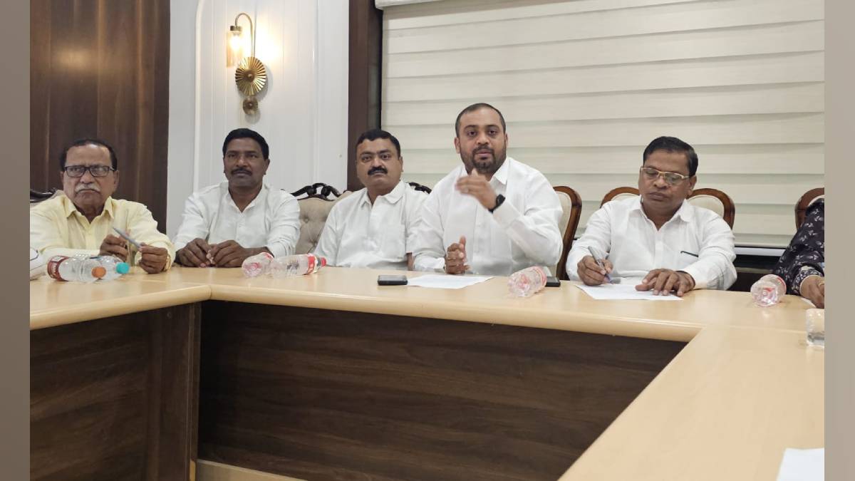 congress criticized cm fadnavis for prioritizing private companies over farmers struggling due to water scarcity