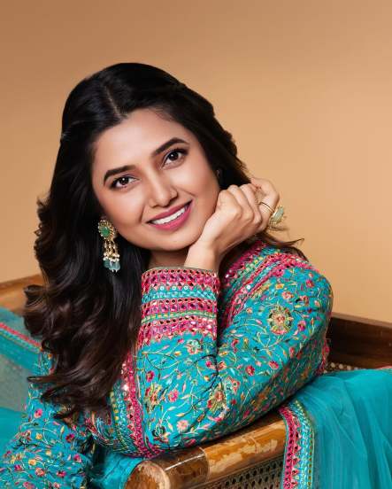 Prajakta Mali Red Floral Saree Look