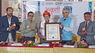 akurdi pune Veteran cartoonist S D Phadnis felicitated lifetime achievement award