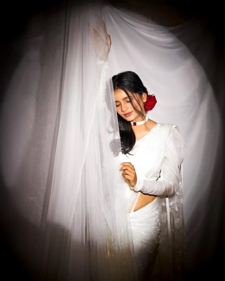 tu hi re majha mitwa actress sharvari jog photoshoot in white saree