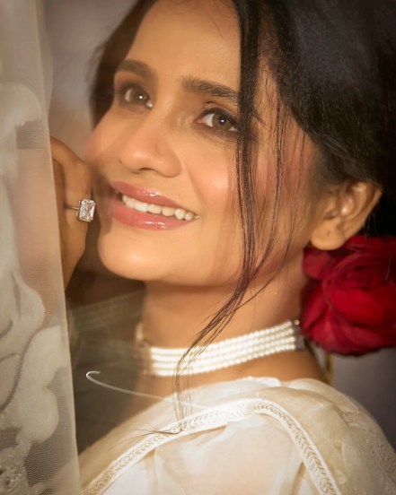 tu hi re majha mitwa actress sharvari jog photoshoot in white saree