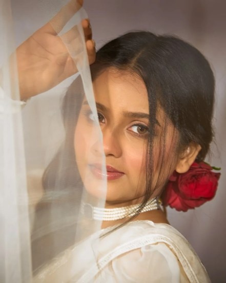 tu hi re majha mitwa actress sharvari jog photoshoot in white saree