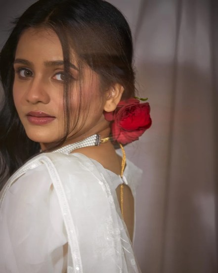 tu hi re majha mitwa actress sharvari jog photoshoot in white saree