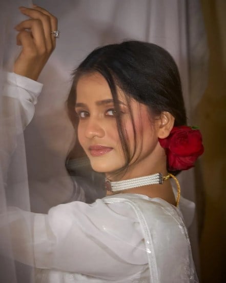 tu hi re majha mitwa actress sharvari jog photoshoot in white saree