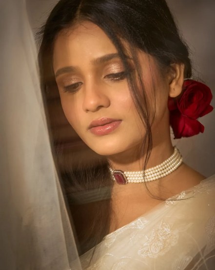 tu hi re majha mitwa actress sharvari jog photoshoot in white saree