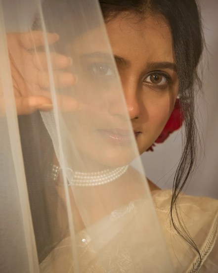 tu hi re majha mitwa actress sharvari jog photoshoot in white saree