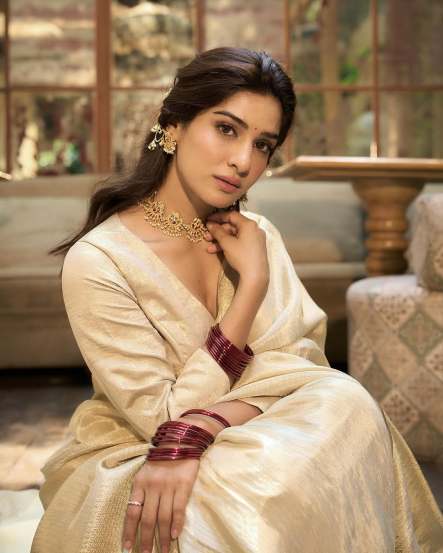 marathi actress neha khan saree look