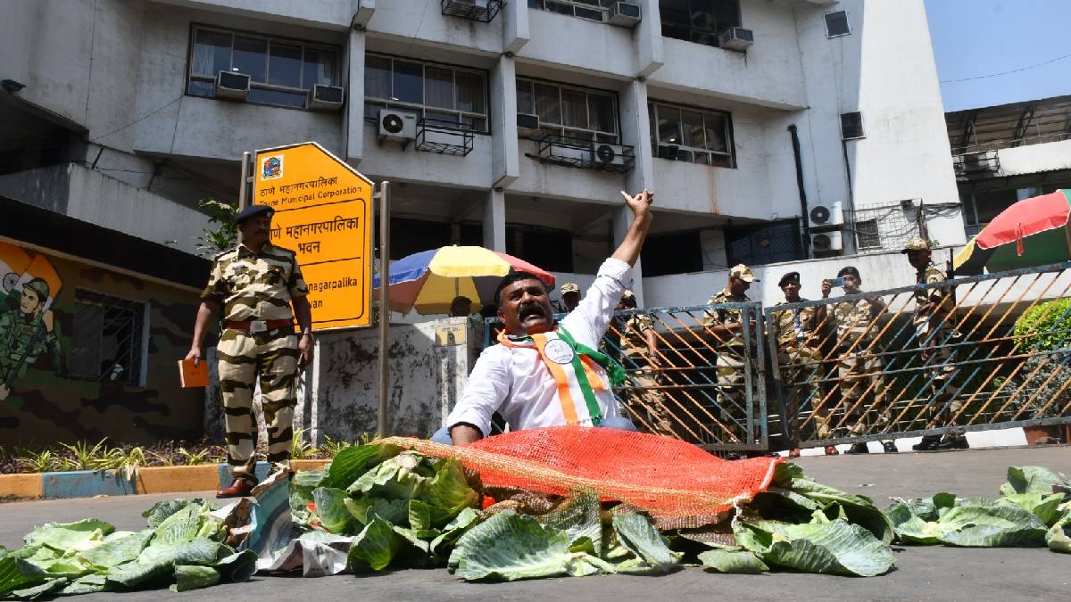 Sharad Pawar group protests in front of Thane Municipal Corporation to solve the city garbage problem