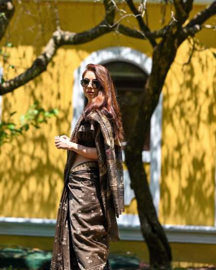 Sonalee Kulkarni Black Saree Look