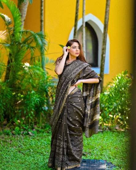 Sonalee Kulkarni Black Saree Look