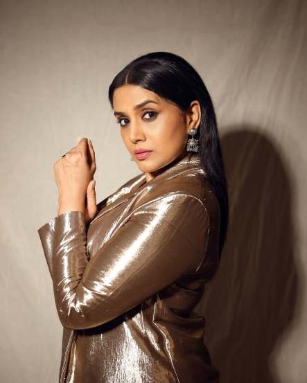 Sonali Kulkarni Silver Blazer Suit