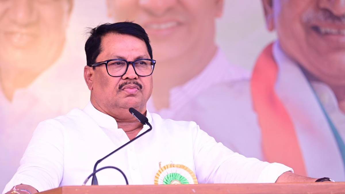 vijay wadettiwar criticized agriculture minister for using insensitive language instead of aiding farmers