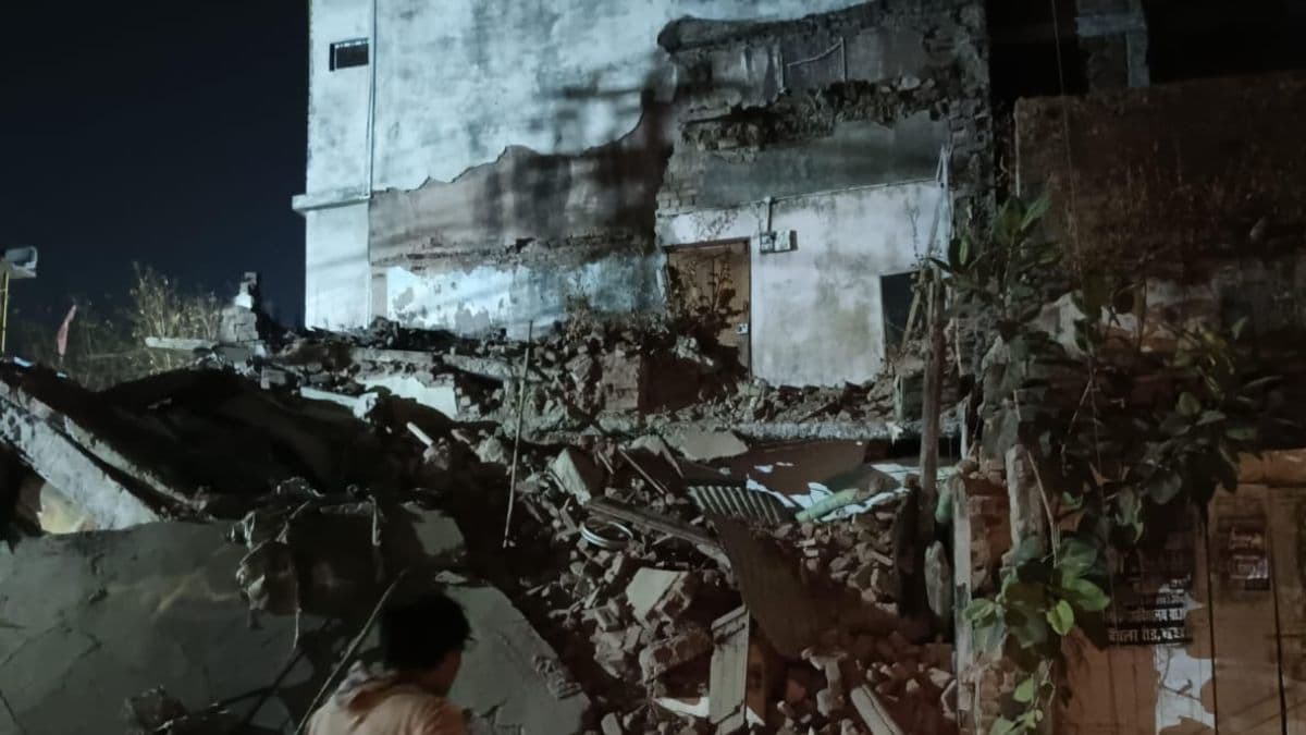 four-wheelers was crushed due to building collapsed in vardha