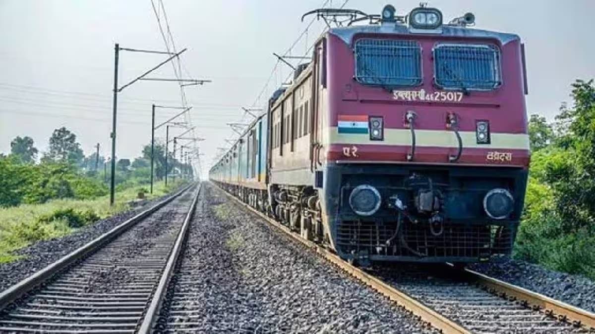 lokmanya tilak terminus run 8 Holi special trains between mumbai and gorakhpur