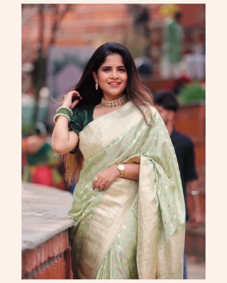 amruta deshmukh shared special photos in a red banarasi saree 