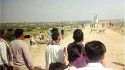 ‘कुनोतील पाहुण्यां’वर ग्रामस्थांची दगडफेक
