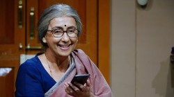 …अन् नीना कुलकर्णी रंगमंचावरच कोसळल्या; प्रकृती बरी नसूनही सादर केला ‘असेन मी… नसेन मी…’चा प्रयोग