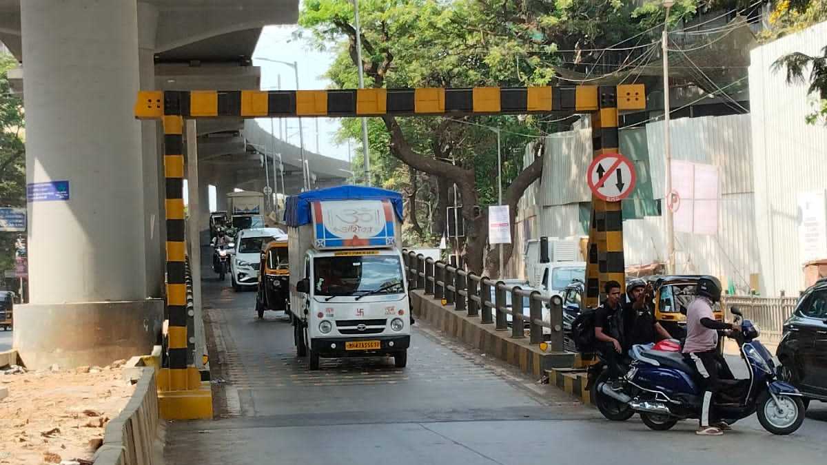 60000 vehicles travel every day on malad mith chowki flyover