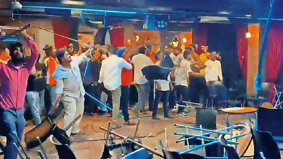 विनोदकार कुणाल कामराप्रकरणी खारच्या युनिकॉन्टिनेन्टल हॉटेलमध्ये जाऊन शिवसेना शिंदे गटाने मोडतोड केली