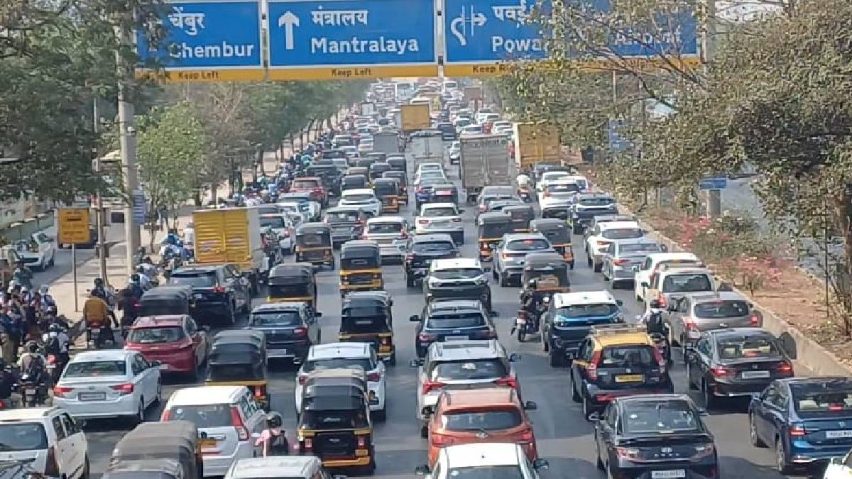 Truck hits garbage truck on Eastern Expressway Mumbai news