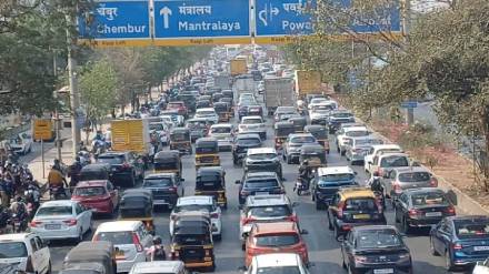 Truck hits garbage truck on Eastern Expressway Mumbai news