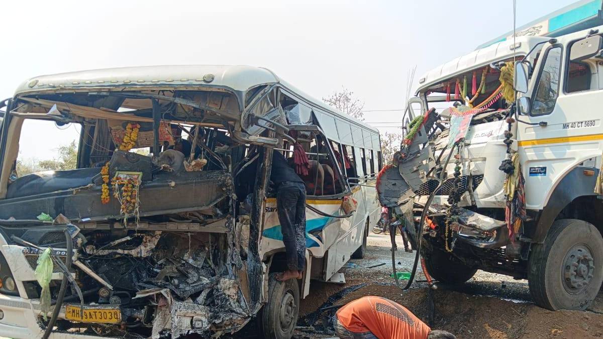 Head on accident between speeding train and truck
