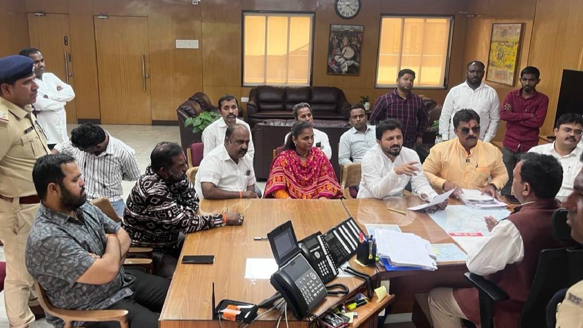 Shiv Sena thackeray group party workers warned pune railway official passenger amenities central railway