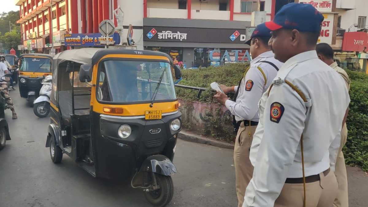 Nashik police action against rickshaw drivers over violation of traffic law