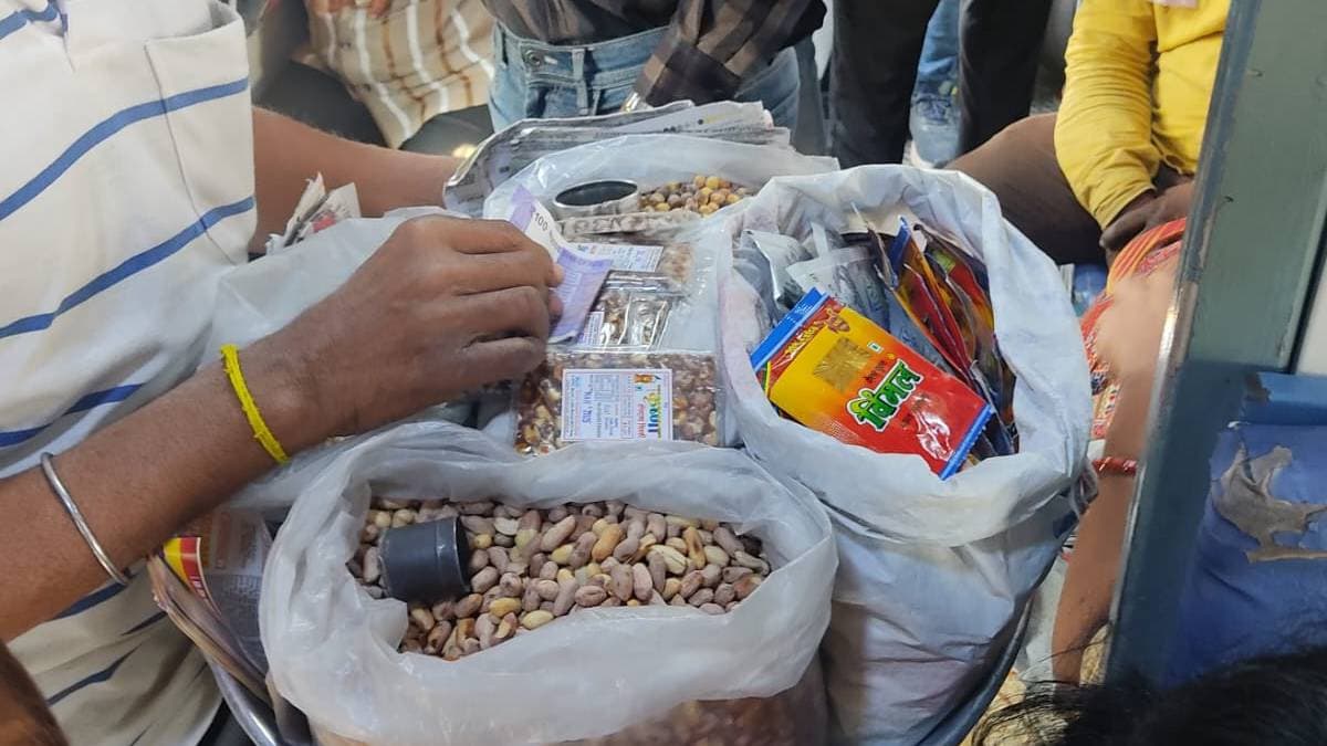 जळगावमार्गे धावणाऱ्या रेल्वे गाड्यांमध्ये तंबाखूजन्य पदार्थांची सर्रास विक्री