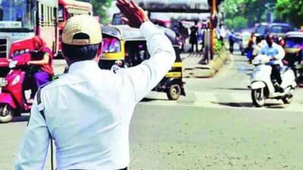traffic policeman suspended after demanding Rs 50 from driver in Jalgaon