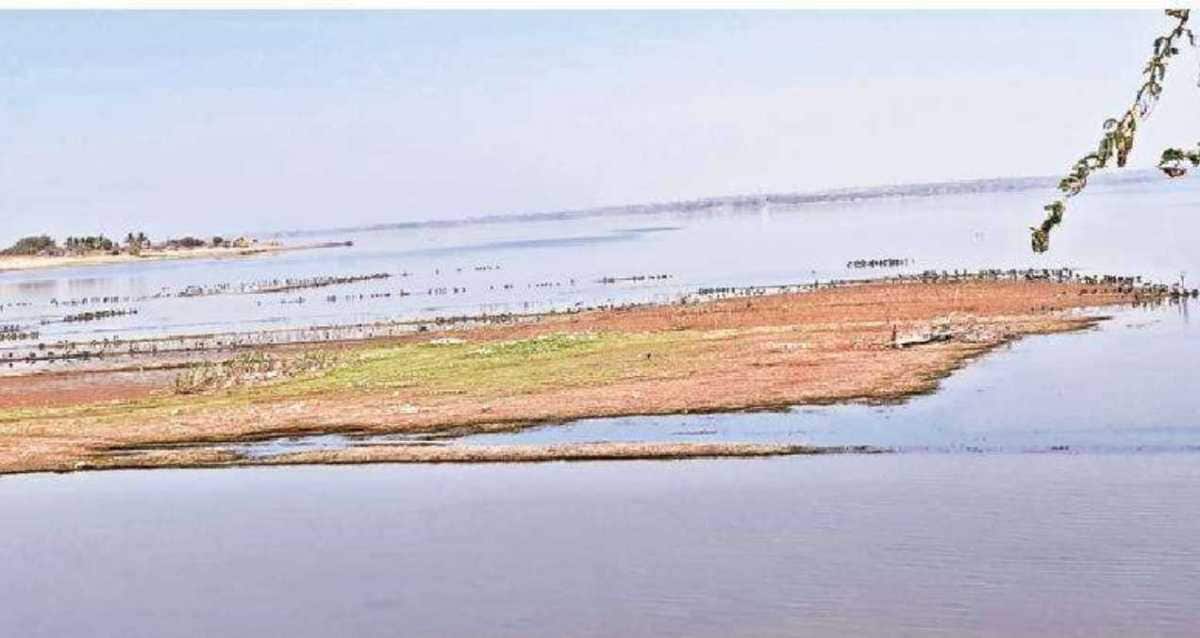 सोलापूरला पाणीपुरवठा करणाऱ्या बंद जलवाहिनीचे काम रखडल्याचा परिणाम उजनी धरणातील पाणीसाठ्यावर झाला आहे. उन्हाळ्यात पाणीसाठा अजून कमी होणार असून जलपुरवठ्याचे नियोजन कसे करायचे याची चिंता भेडसावत आहे.
