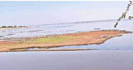 सोलापूरला पाणीपुरवठा करणाऱ्या बंद जलवाहिनीचे काम रखडल्याचा परिणाम उजनी धरणातील पाणीसाठ्यावर झाला आहे. उन्हाळ्यात पाणीसाठा अजून कमी होणार असून जलपुरवठ्याचे नियोजन कसे करायचे याची चिंता भेडसावत आहे.