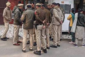 up police namaz on road in meeerut
