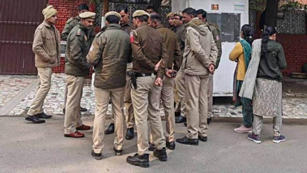 रस्त्यावर नमाज पढल्यास थेट पासपोर्ट रद्द