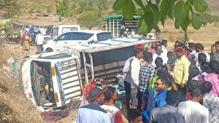 29 people injured in tempo overturning accident at Mohandari on Vani Nanduri road in Nashik district