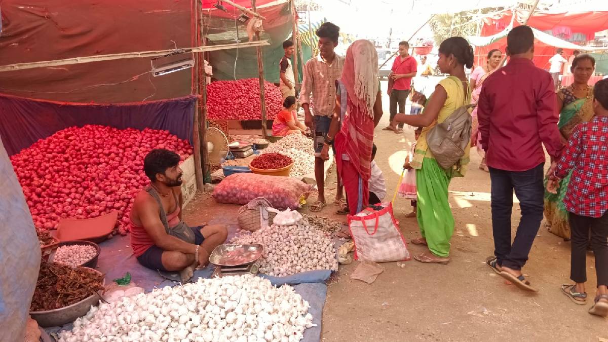 महालक्ष्मी जत्रा संपल्यानंतर देखील आगोटीच्या खरेदीसाठी गर्दी ; कांदा,लसूण घेण्यासाठी देवाण घेवाण पद्धत कायम