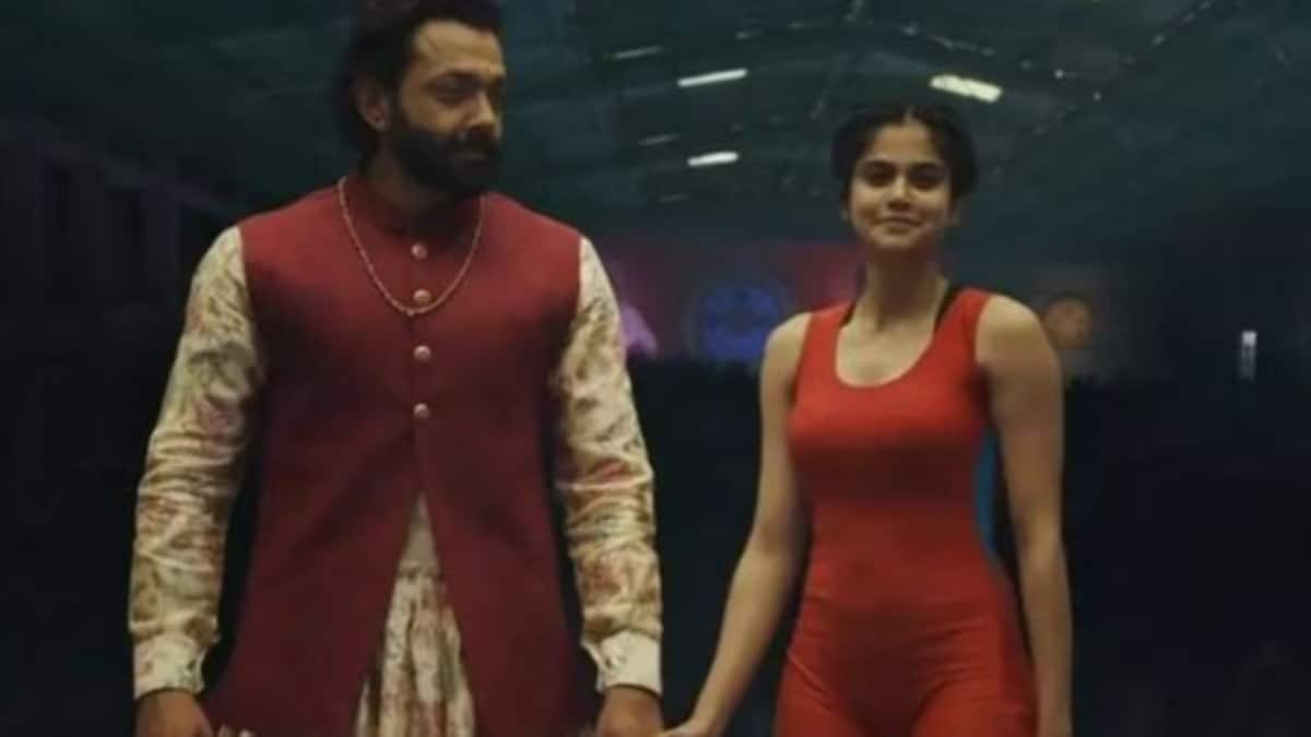 Aaditi Pohankar Bobby Deol intimate scenes