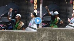 Pune Video : “स्वतःला आनंदी कसं ठेवायचं, हे काकू कडून शिकावं” जागरण गोंधळात देवीच्या गाण्यावर मनसोक्त थिरकली सफाई कामगार महिला, व्हायरल होतोय व्हिडीओ