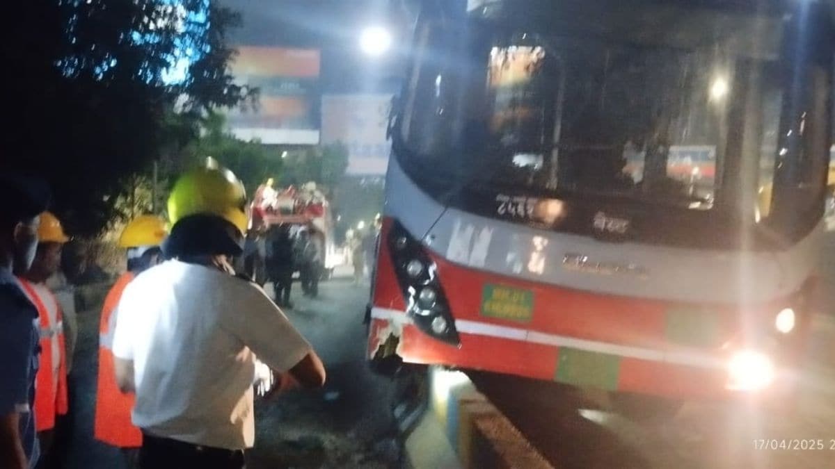 accident of BEST bus due to hits divider in Thane