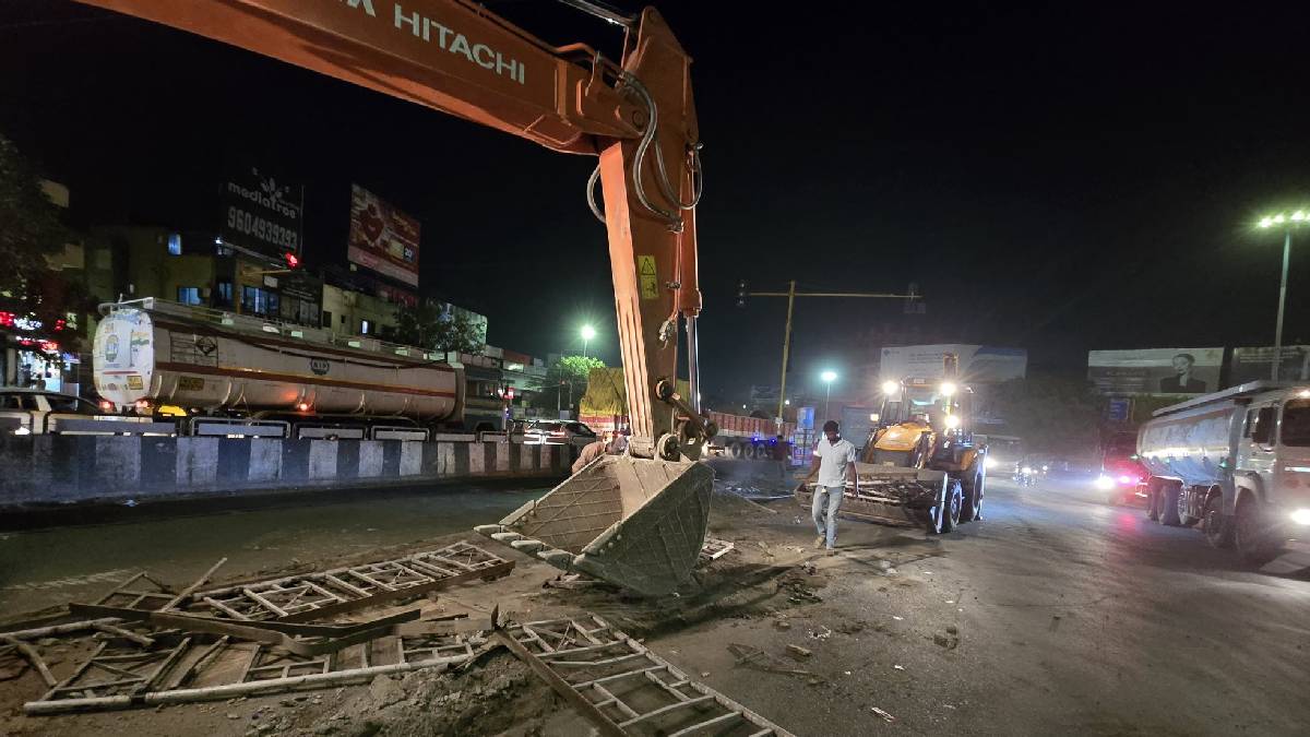 pune on Nagar Road structure of Bus rapid transit BRT begins to remove traffic congestion