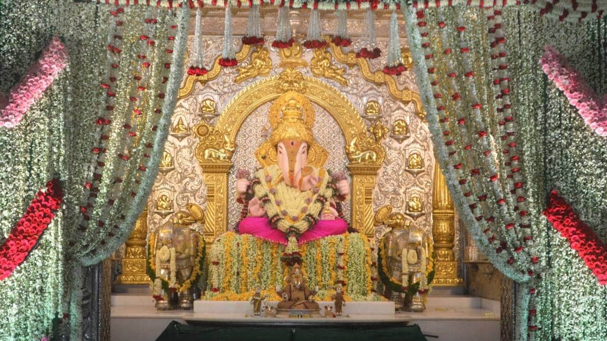 Flower offering worth 50 lakhs of rupees to Dagdusheth Ganesha