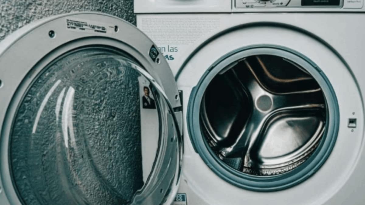 Shocking Video of Daughter hides in the washing machine after fight with mother video viral