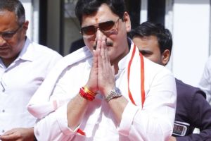 Dhananjay Munde addresses media, denies paralysis, confirms Bell's Palsy diagnosis