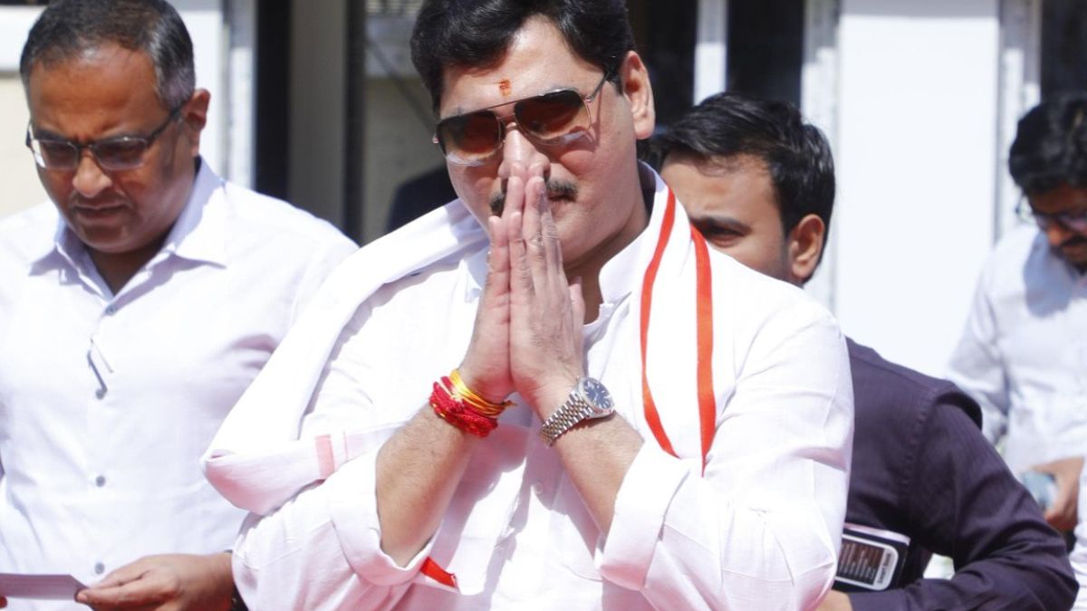 Dhananjay Munde addresses media, denies paralysis, confirms Bell's Palsy diagnosis