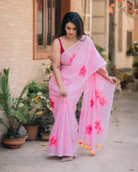 Dipti Ketkar Pink Cotton Saree Look