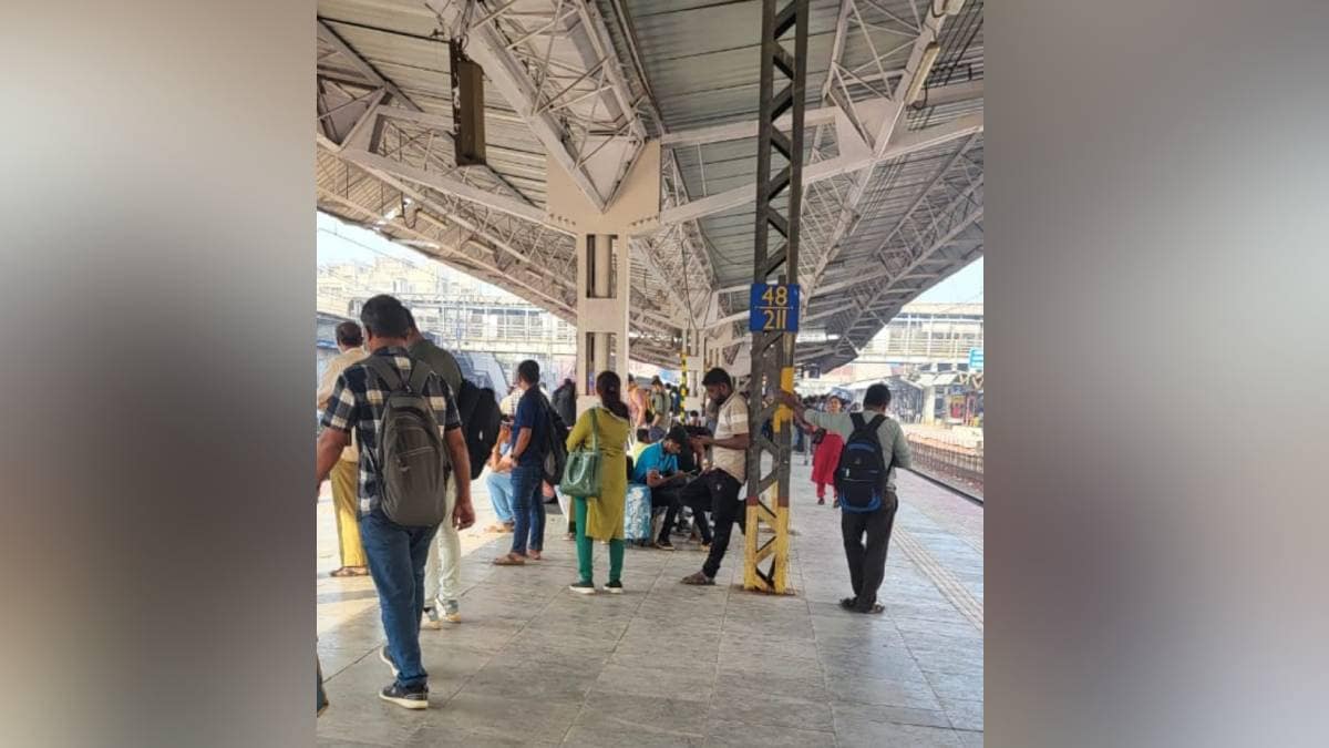 Dombivli railway station Fans on platforms missing Railway passenger distress